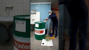 Процесс перекачивания растворителя из 180-220л бочки устройством УНЖ-5, УНЖ-3М