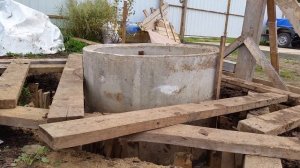 Осаживание шестого кольца. Копка колодца.