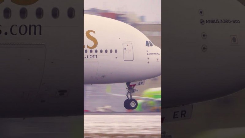 Airbus A380 из горячего Дубая в русскую зиму - бух! Очень крупным планом. #shorts Декабрь, 2022