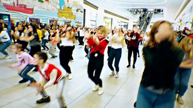 ФЛЕШМОБ ШКОЛЫ ТАНЦЕВ DanceMasters В ОХТА МОЛЛЕ смотреть онлайн