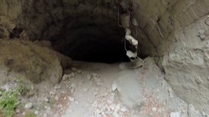 ЗАБРАЛИСЬ В РАЗРУШЕННЫЕ ЛЕДНИКОМ ТОННЕЛИ ?. КАРМАДОНСКОЕ УЩЕЛЬЕ. РАЗМЫЛО ДОРОГУ