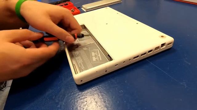 How to Disarming Mac A1181 (HDD and RAM change) смотреть онлайн