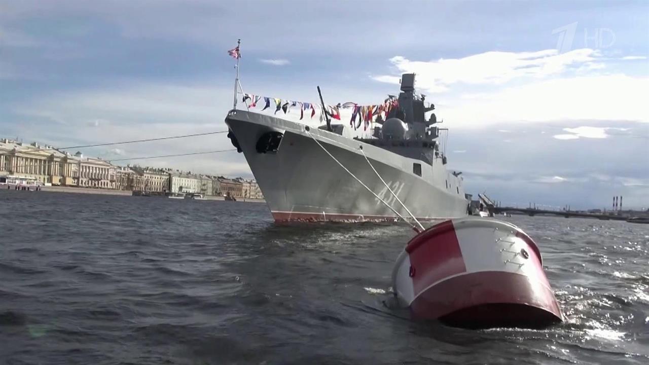 Большая команда операторов и режиссеров Первого ка...ся к трансляции Главного военно-морского парада
