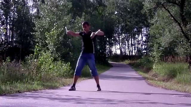 Потрясающее владение нунчаками