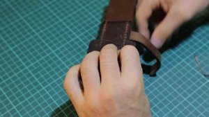 Ремень из кожи растительного дубления с самодельной пряжкой из латуни