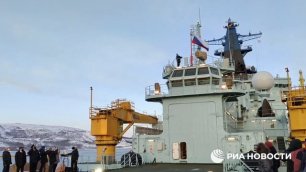 Флаг России поднят на атомном ледоколе "Сибирь"