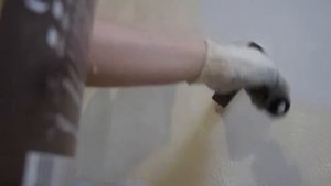 Нанесение декоративной штукатурки Лабиринт кистью