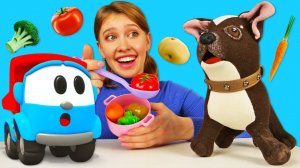 Грузовичок Лева и собачка Шоколадка готовят суп! Как мама - видео для девочек про игрушки