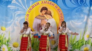 Женская вокальная группа  поет песню "Разгуляй"