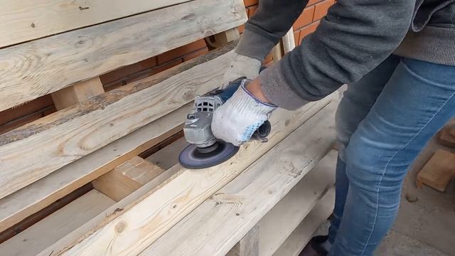 сделала  скамейку  из  паллет