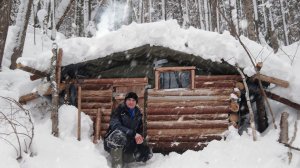 Строительство землянки у реки Кама | Все сложнее добирается до Землянки | Готовлю яичницу с беконом.