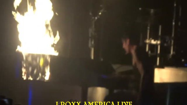 MOTLEY CRUE Tommy Lee Piano on Fire in Las Vegas I ROXX AMERICA смотреть онлайн