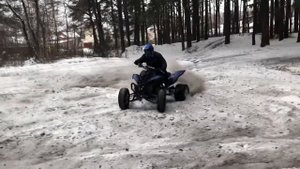 Я наваливаю на ямаха Раптор 700 зимний дрифт игры в снежки мото