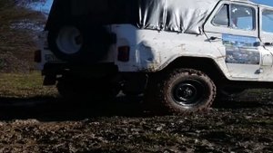 УАЗ vs Isuzu Trooper