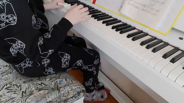 играю музыку из ВВЕРХ на пианино