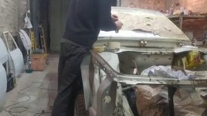 Ремонт Москвича 2141. Крашу пространство под капотом.