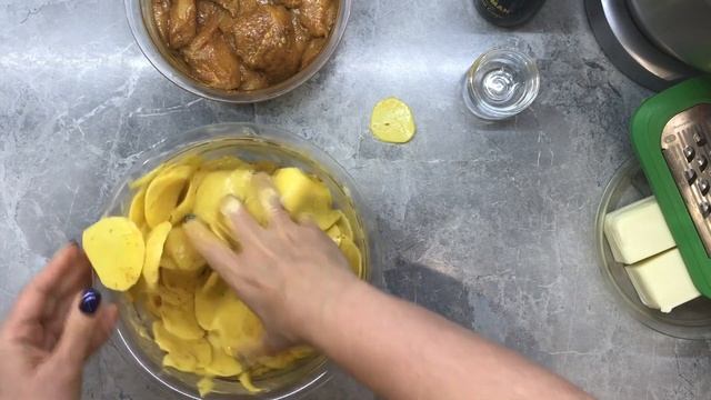 МЯСО ПО ФРАНЦУЗСКИ! Любимое блюдо моей семьи, необычный рецепт, пальчики оближешь! смотреть онлайн