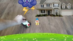 синий трактор едет на веселую ферму