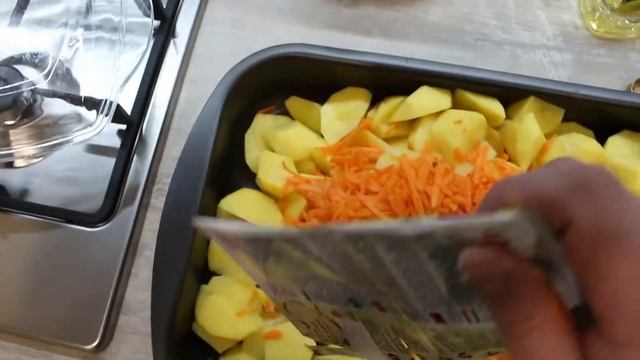 Сочная свинина с картошкой в духовке / Вкусное мясо в духовке с картошкой / Картошка с мясом быстро