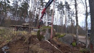 Перевозка больших камней на участке заказчика манипулятором вездеходом.