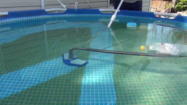 2.3 - Устанавливаем песочный фильтр интекс и чистим бассейн. Ч 1 Убираем основную грязь !!! смотреть онлайн