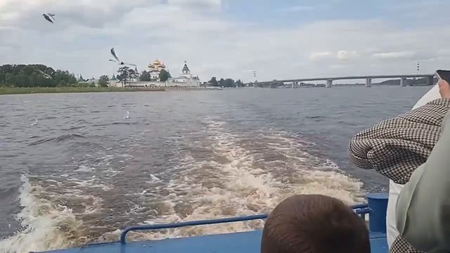 Прогулочный влог?: поездка на теплоходе?, прогулка по набережной ,небольшие покупки?, легкий ужин?