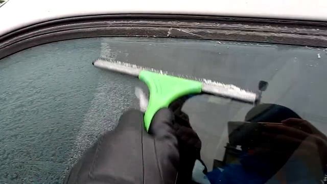 Как быстро убрать иней со стекол автомобиля пассат б3? How do you unfreeze a car window quickly?
