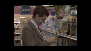 мистер бин чистит зубы в магазине.