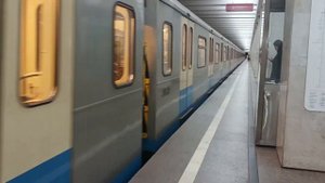 "Следует до станции Отрадное!" Электропоезд Ока отправляется со станции Владыкино.