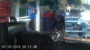 Подростки в Нижнем Тагиле курят и плюются в ТЦ на ГГМ