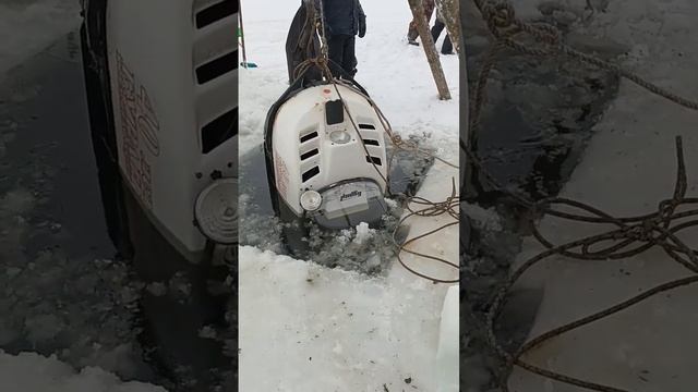 Подъём затопленного снегохода с 20 метров. р.Кама смотреть онлайн