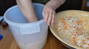 Натуральная квашеная капуста с тмином и укропом. Natural sauerkraut with caraway seeds and dill.