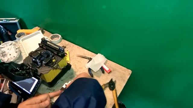 Нестандартный способ ввода кабеля в оптический кросс- коробку плюс сварка плюс укладка оптоволокна смотреть онлайн