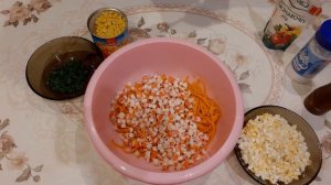 Салат с крабовыми палочками, морковью по корейски и консервированной кукурузой.