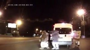 Подрезав микроавтобус, водитель даже представить себе не мог, кто выйдет с ним разбираться!