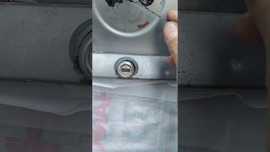 замена заводской эмблемы на кастомную на крышке багажника