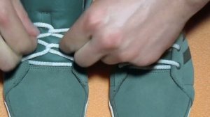 Красивая шнуровка кроссовок.Beautiful lace-up sneakers.