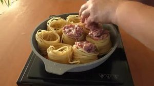 ГНЕЗДА из макарон с фаршем и сыром на сковороде / простые рецепты