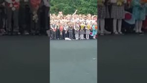 Первоклассник рвет и топчет свои цветы, которые принес своей первой учительнице в школу!,