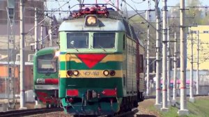 ЧС7-141 с вагоном "Сетевая путеобледовательская станция":-)