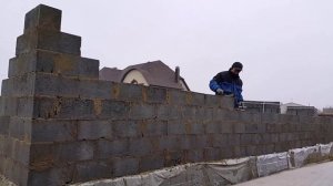 Кладка шлакобетонных блоков.