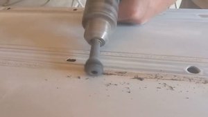 Снимаем двухсторонний скотч обычным ниппелем