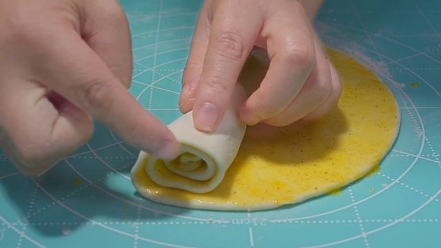 【伊华小厨】如何在家烙出好吃的油饼？教你2个技巧，柔软多层凉了不硬 смотреть онлайн