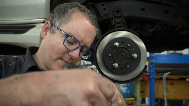 Lexus GX470 Rear Brake Pads and Rotors смотреть онлайн