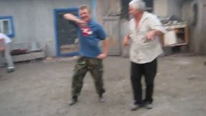 Зажигательные танцы в деревне