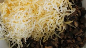 Куриные рулетики с грибами и сыром