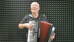 Не могу я тебе в День Рождения дорогие подарки дарить.