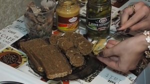 канапе с сельдью и маринованным огурцом