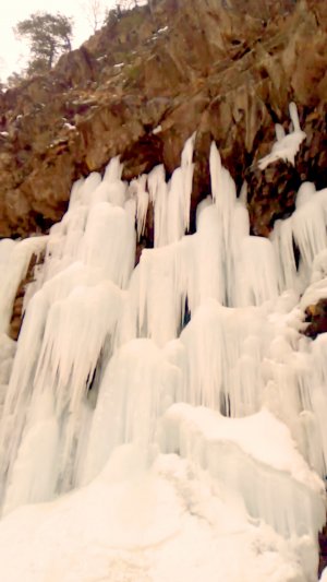 Замерзший водопад в Алагирском ущелье Северной Осетии