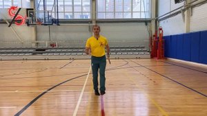 Тренировка в движении для координации рук и ног.